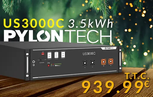 Batterie Pylontech US3000C - 3.5kWh au prix de 939.99€ T.T.C. posée sur une table en bois avec un fond de sapins.